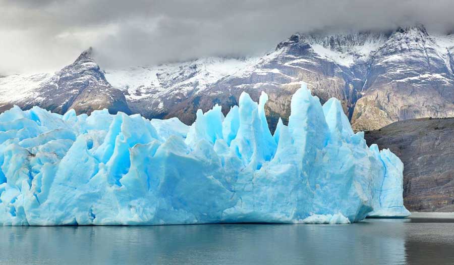 ما سبب تحول لون الثلج إلى الأزرق في الأنهار الجليدية؟