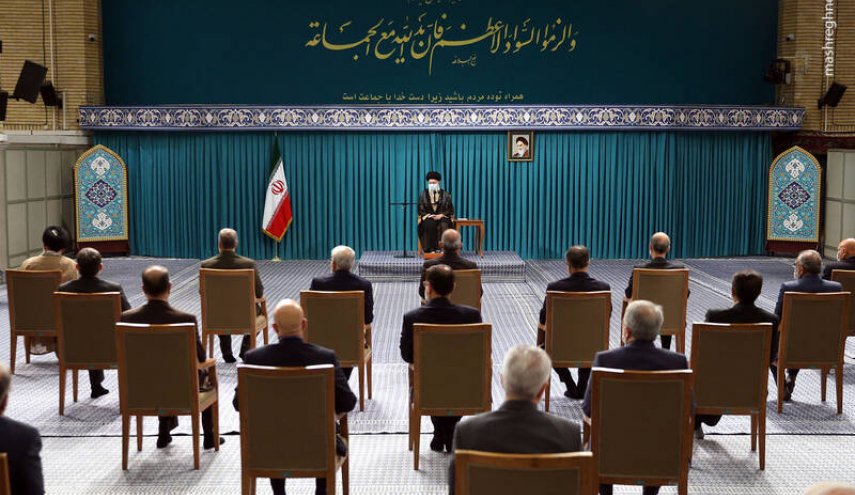 قائد الثورة الاسلامية يلتقي رئيس واعضاء الحكومة الايرانية