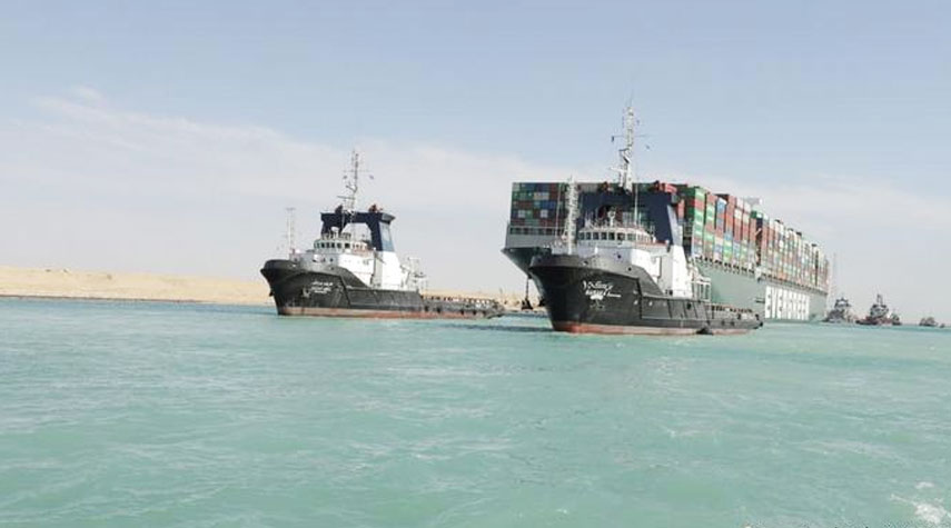 قناة السويس تعلن أسباب جنوح سفينة ضخمة في القناة