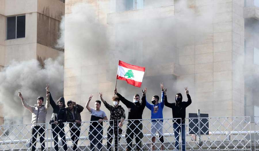 تظاهرات وقطع للطرقات احتجاجاً على الأزمة المعيشية في لبنان