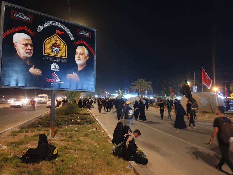 العراقيون يحيطون زوار الإمام الحسين (ع) بكل أنواع الحب+صور