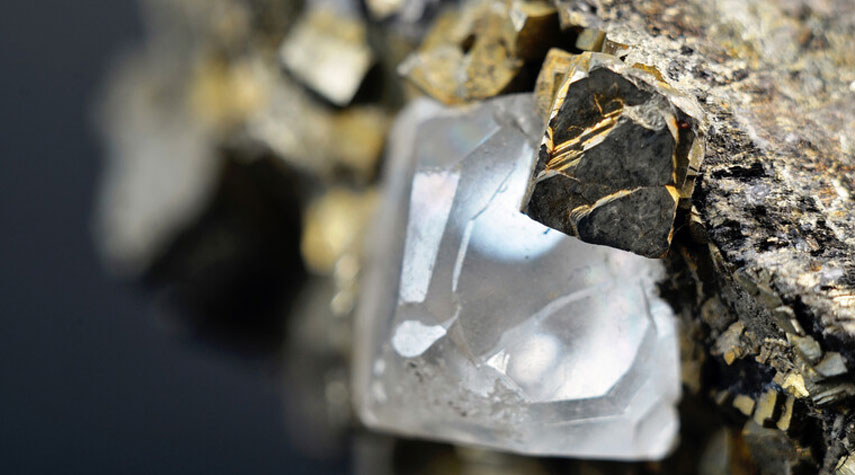 العثور على نوع نادر من الماس يكشف أسرار بيئة غنية بالمياه كامنة في باطن الأرض
