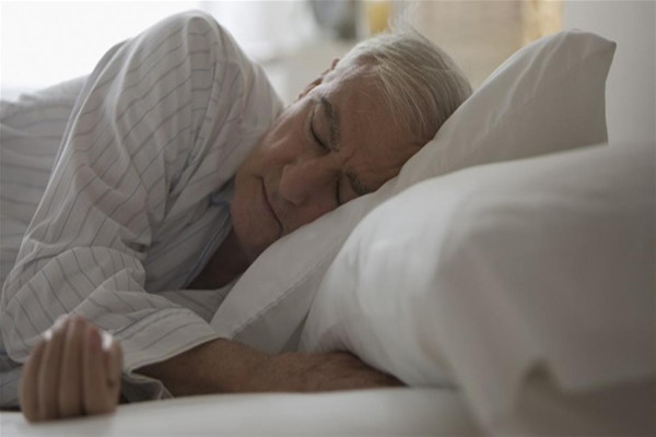 هل هناك علاقة بين النوم الطويل  والإصابة بالخرف؟