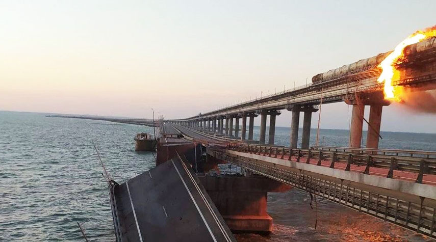 اندلاع حريق ضخم في جسر القرم الروسي