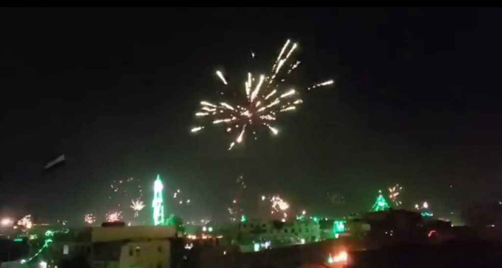 بالصور.. الألعاب النارية تضيء سماء اليمن ابتهاجا بذكرى مولد الرسول 