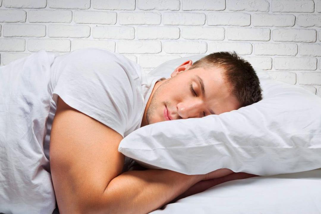 التحذير من مخاطر النوم بدون وسادة
