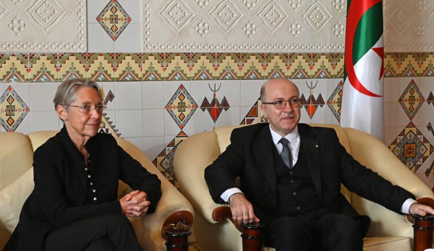 رئيس الوزراء الجزائري يذكر فرنسا بمشاكل التأشيرة والهجرة