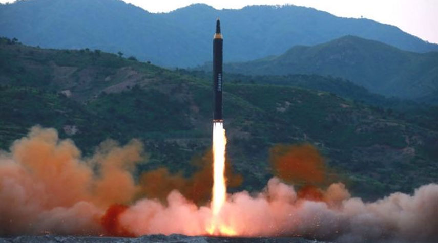 كوريا الشمالية تطلق صاروخاً باليستياً وسيؤل تفرض عقوبات