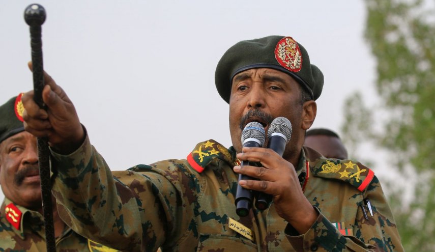 البرهان يؤكد أن القوات المسلحة لن تسمح بانزلاق السودان