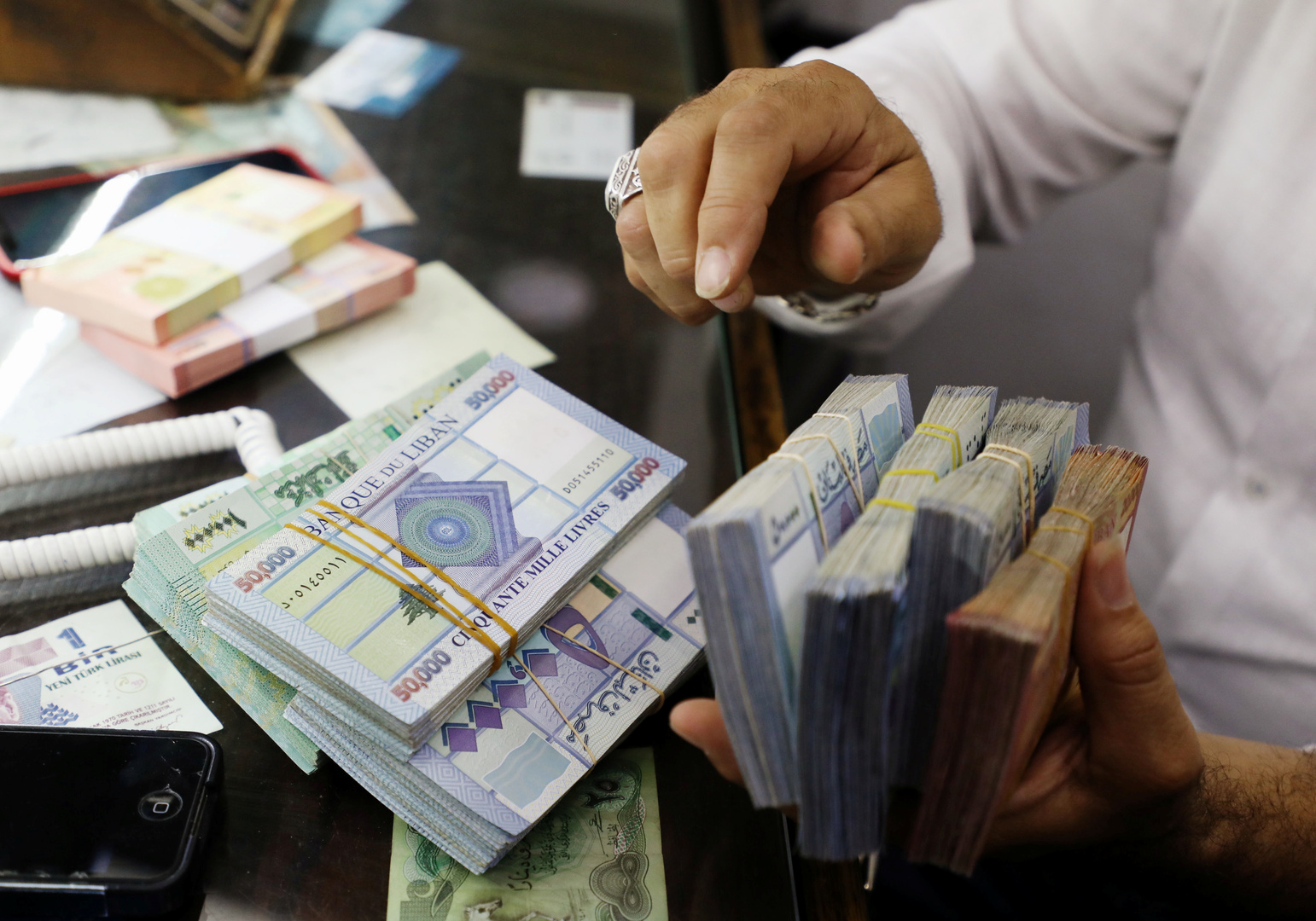 الليرة اللبنانية تتخطى مقابل الدولار