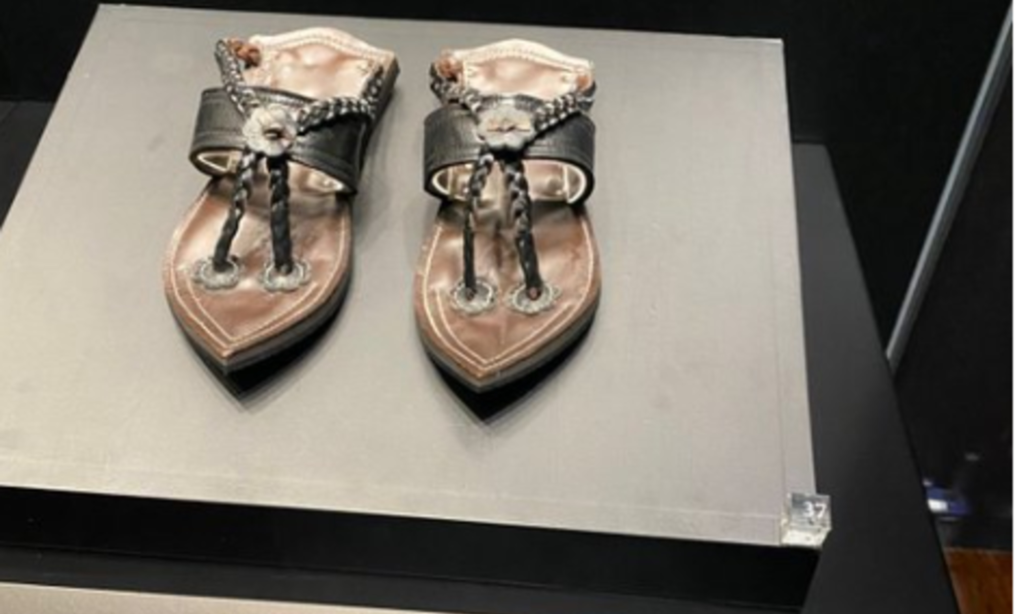 السعودية تعرض "نسخة من حذاء النبي محمد"
