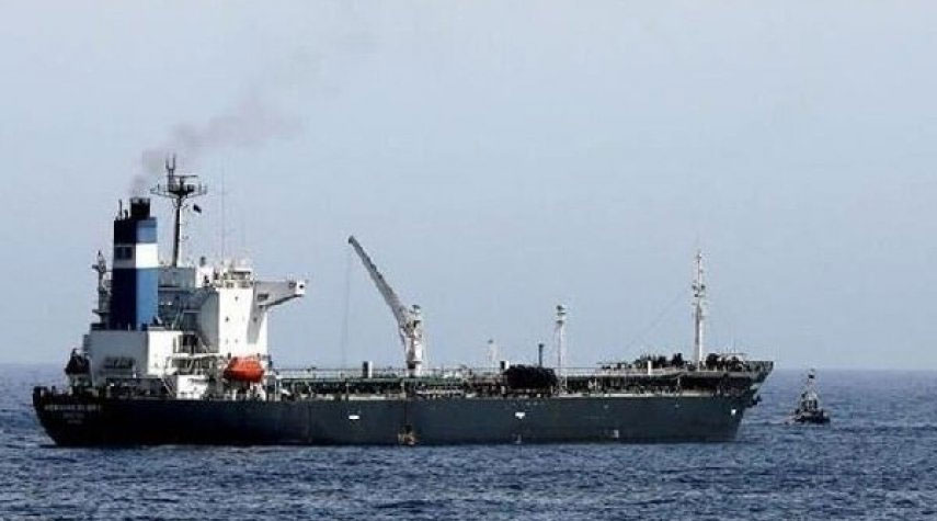 تحالف العدوان السعودي يحتجز سفينة بنزين يمنية