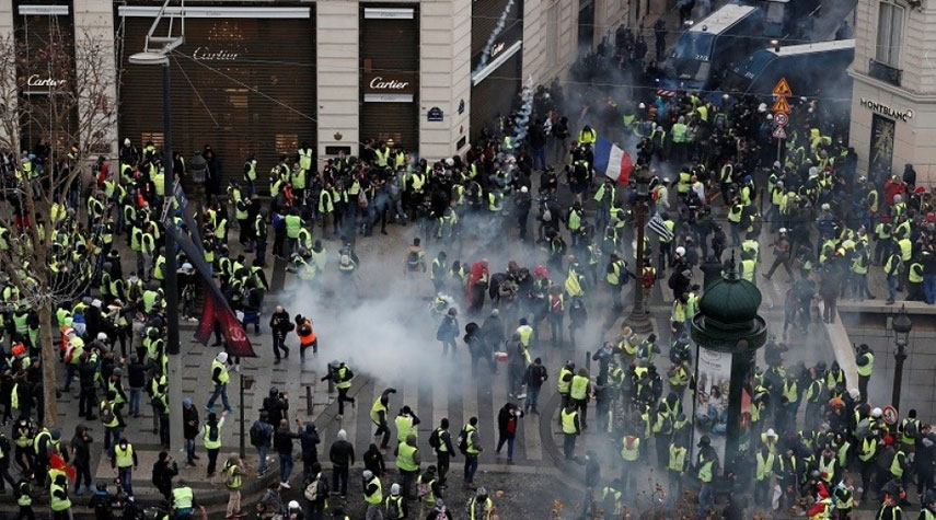 الشرطة الفرنسية تقمع محتجين يطالبون بزيادة أجورهم