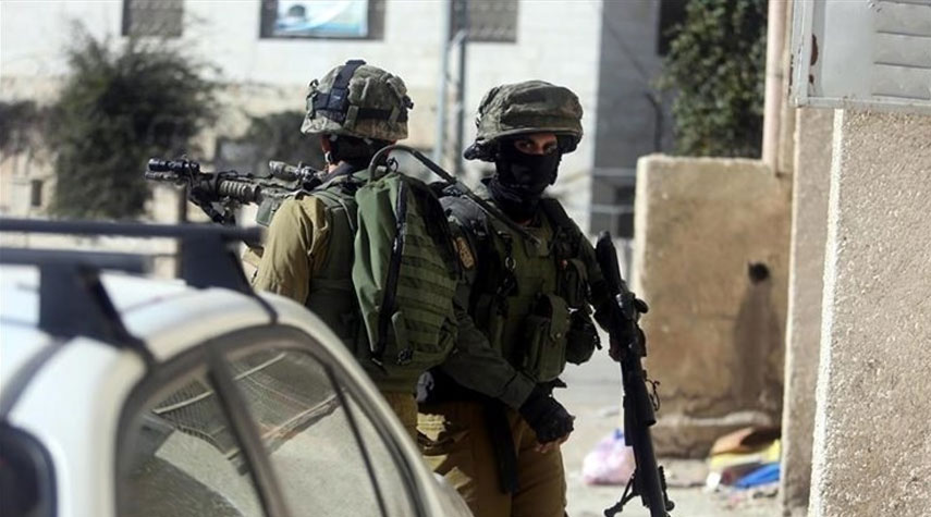 فلسطين المحتلة.. أهالي نابلس يتصدون لقوات الاحتلال التي إقتحمت حي المخفية