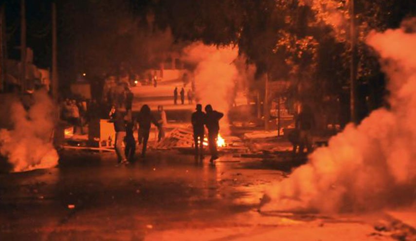 تونس.. تجدد الإحتجاجات والمواجهات لليوم السادس على التوالي