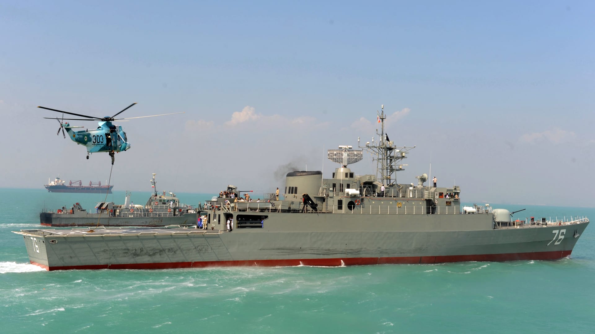 البحرية الإيرانية توقف زورقين أمريكيين