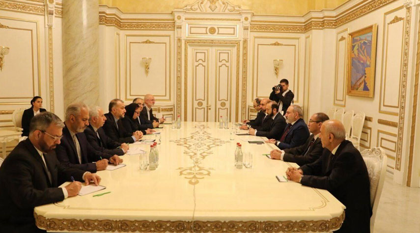وزير الخارجية الإيراني يلتقي رئيس وزراء جمهورية أرمينيا
