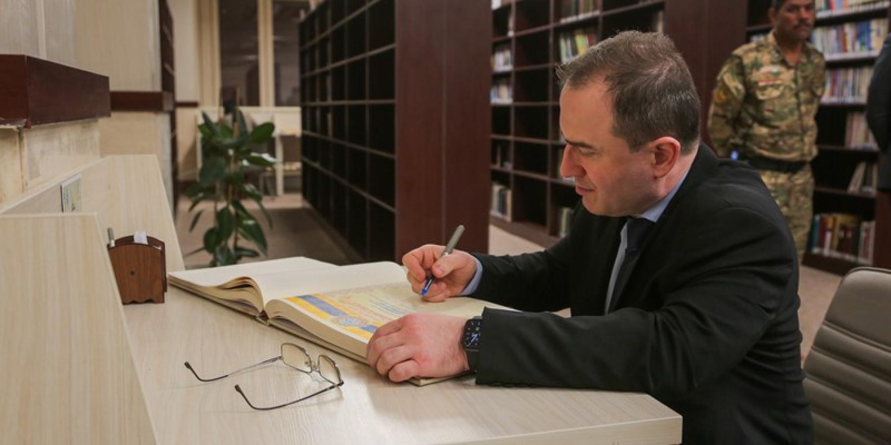 السفير الروسي في العراق يشيد بمصادر مكتبة الروضة الحيدرية