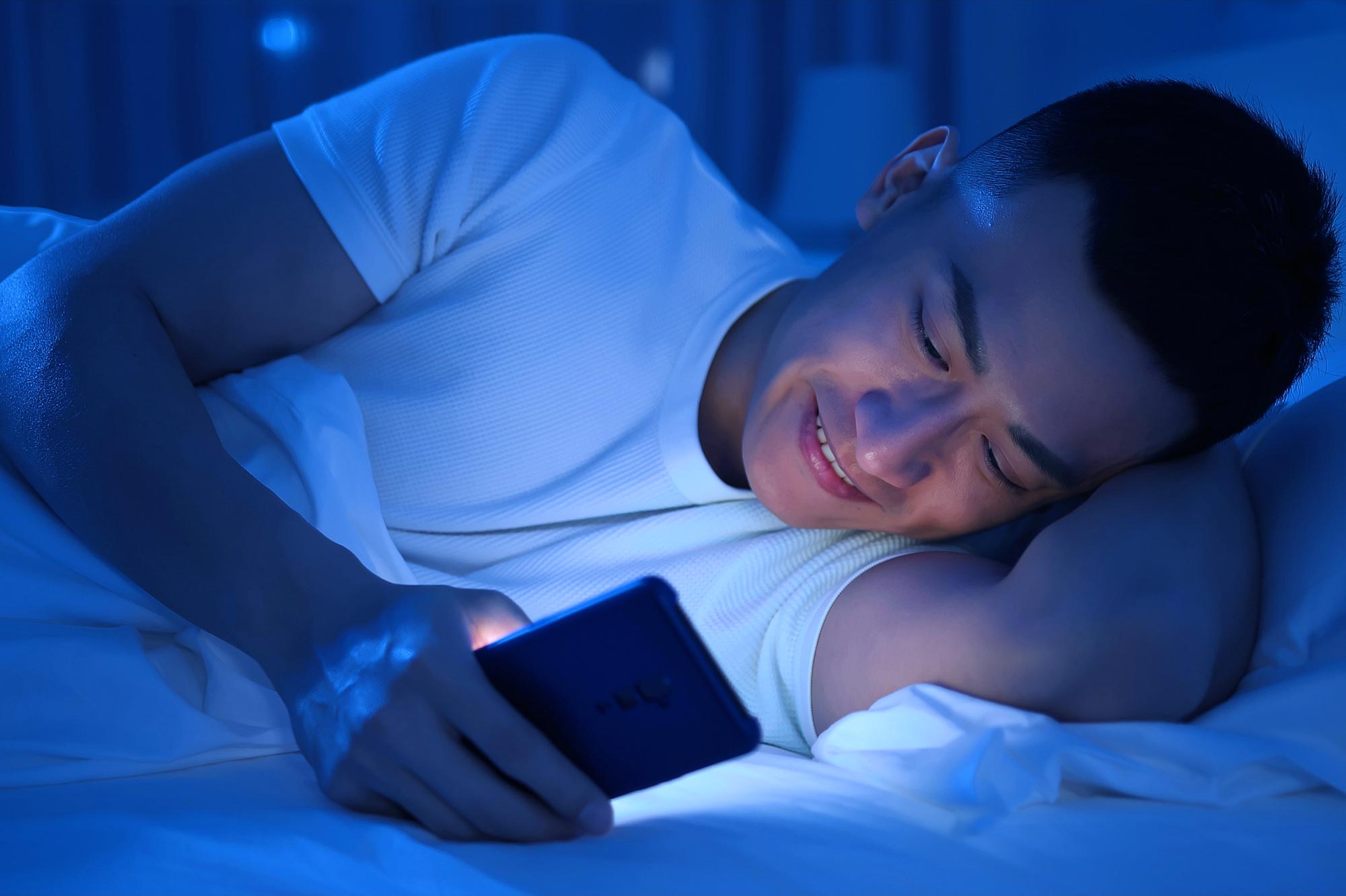هل هناك علاقة بين الضوء الأزرق واضطرابات النوم؟
