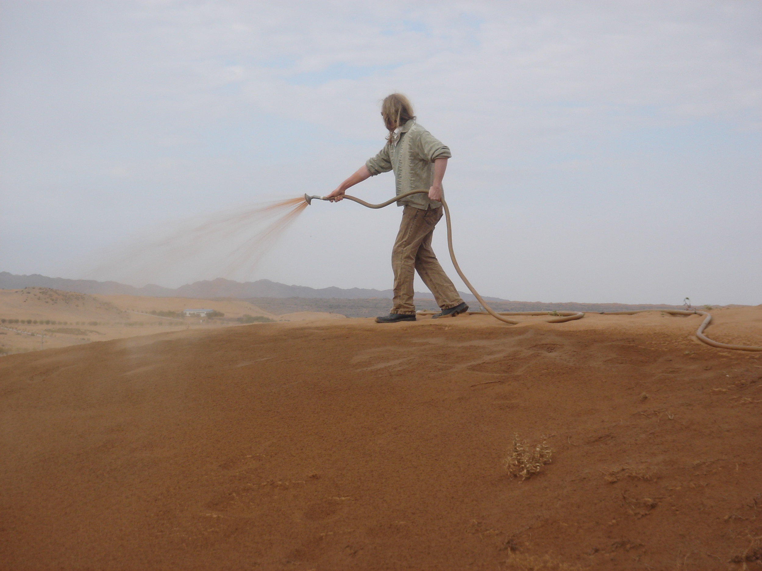 اختراع مادة تحول رمال الصحراء إلى تربة خصبة 