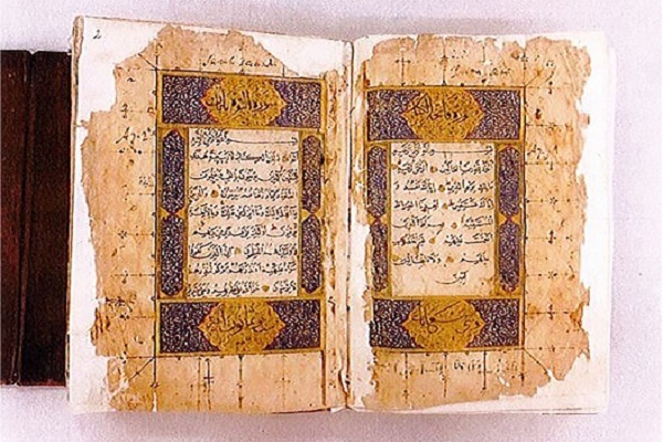 عرض مخطوطات إسلامية في معرض الشارقة الدولي 