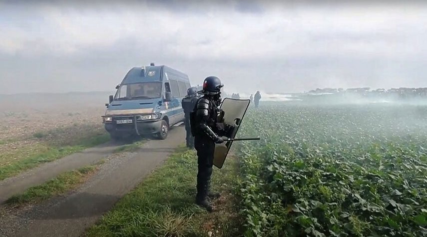 فرنسا.. إصابة 61 شرطياً في تظاهرة ضد بناء خزان مياه