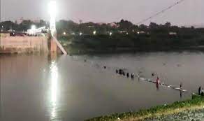 مقتل 40 شخصا وإصابة العشرات في انهيار جسر في الهند