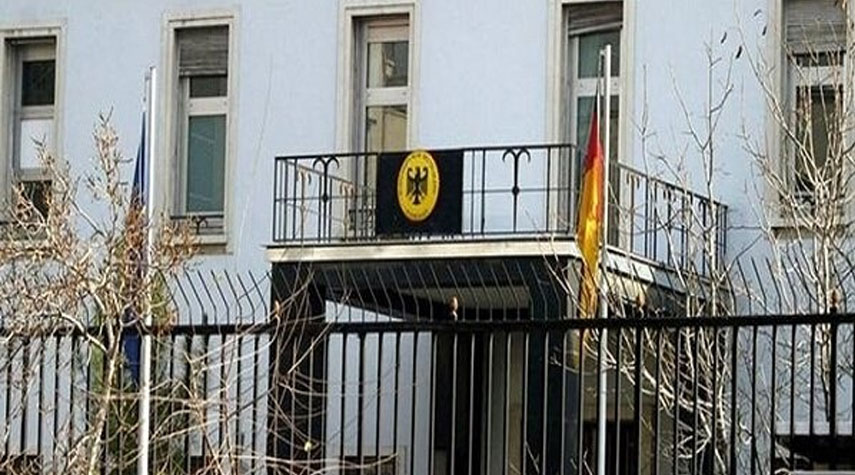 إعتصام أسر الشهداء من ضحايا أعمال الشغب الأخيرة أمام السفارة الألمانية بطهران
