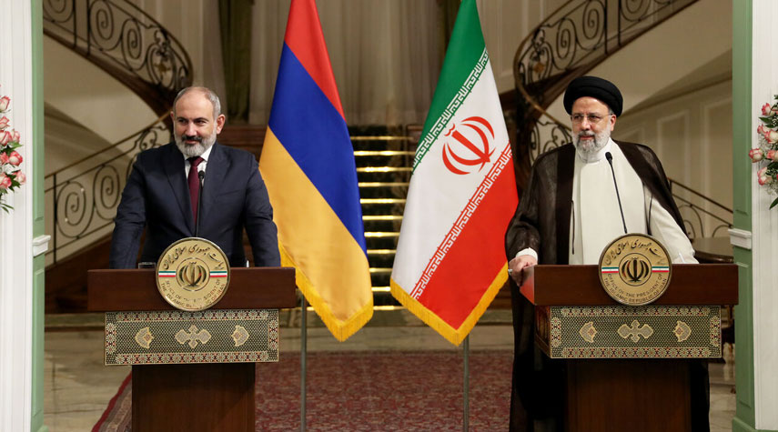 الرئيس الايراني يؤكد انتهاج الحكومة لسياسة الجوار