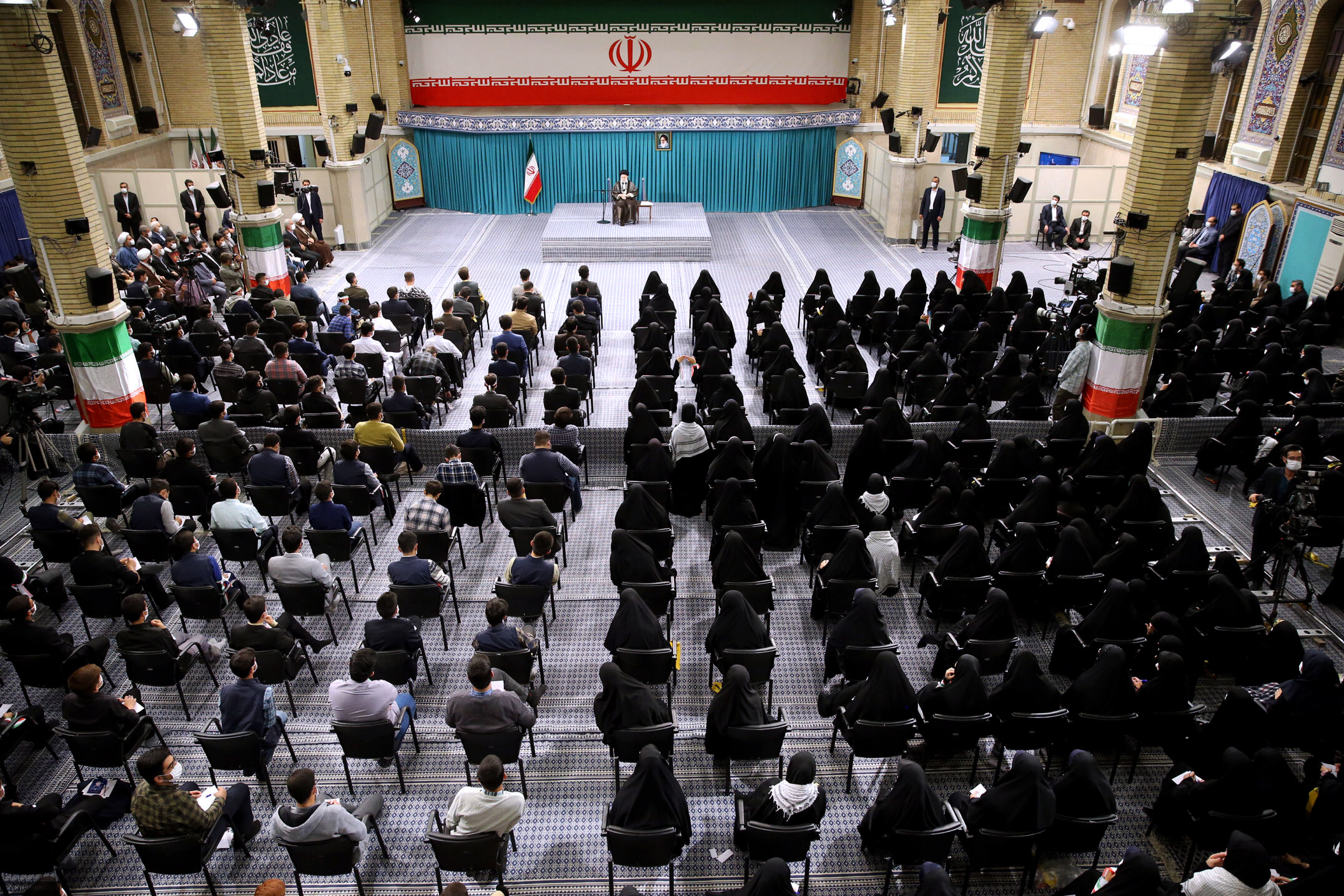 بالصور.. قائد الثورة الإسلامية يستقبل مجموعة من تلاميذ المدارس الإيرانية