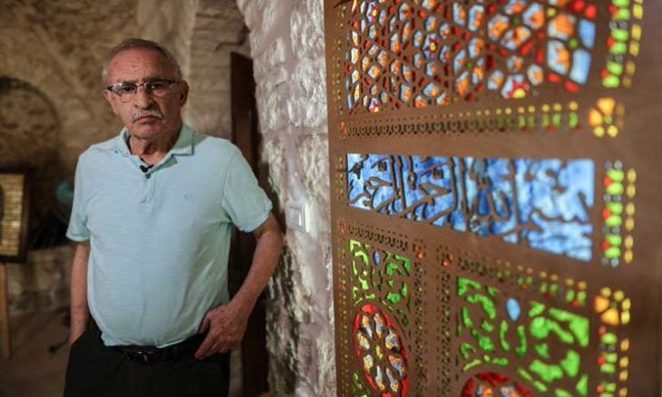 بفن الأرابيسك.. فلسطيني يبقي ذاكرة القدس حية+صور