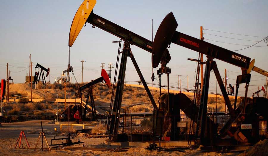 هبوط النفط مع صعود الدولار ومخاوف الإمدادات تحد من الخسائر