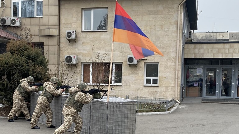 أرمينيا وأذربيجان تتبادلان الاتهامات بقصف على الحدود