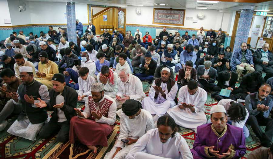 بريطانيا تلاحق المهاجرين في المساجد لتدفعهم للرحيل