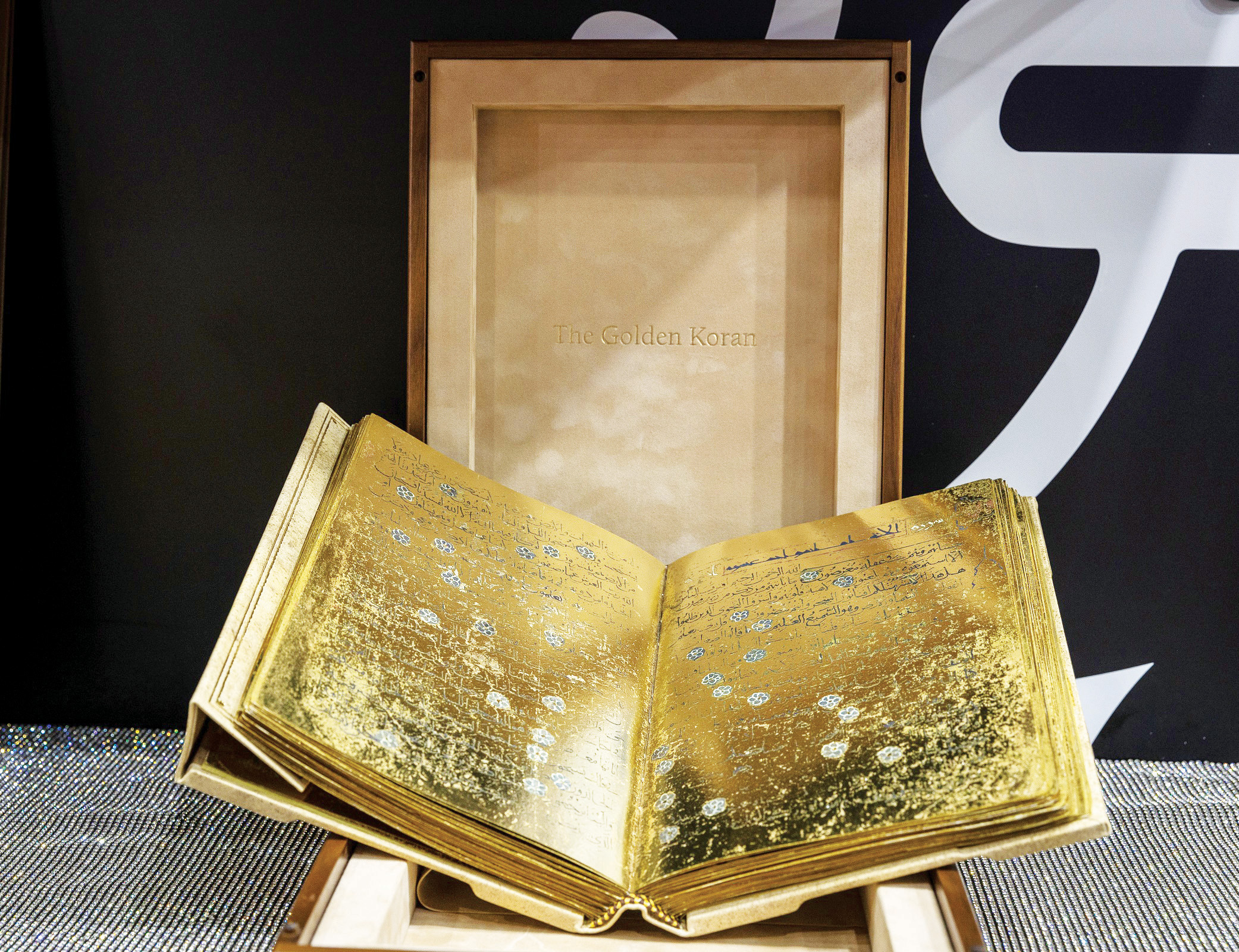 عرض نسخة مذهبة من القرآن في معرض الشارقة للكتاب