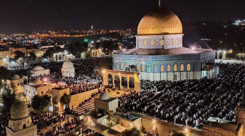 آلاف الفلسطينيين يؤدون صلاة الفجر في المسجد الأقصى المبارك