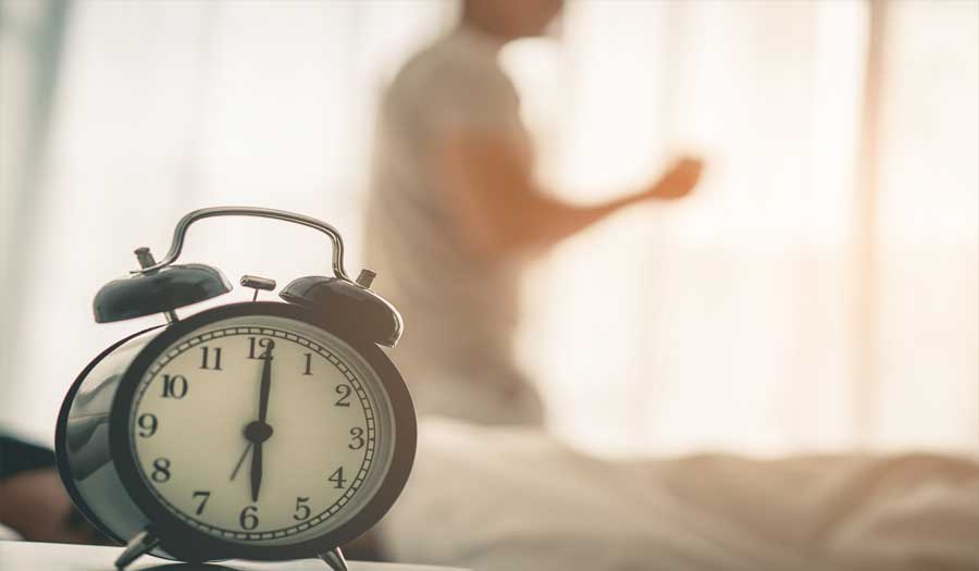 كم عدد ساعات النوم الذي تحتاجه للوقاية من الزهايمر؟