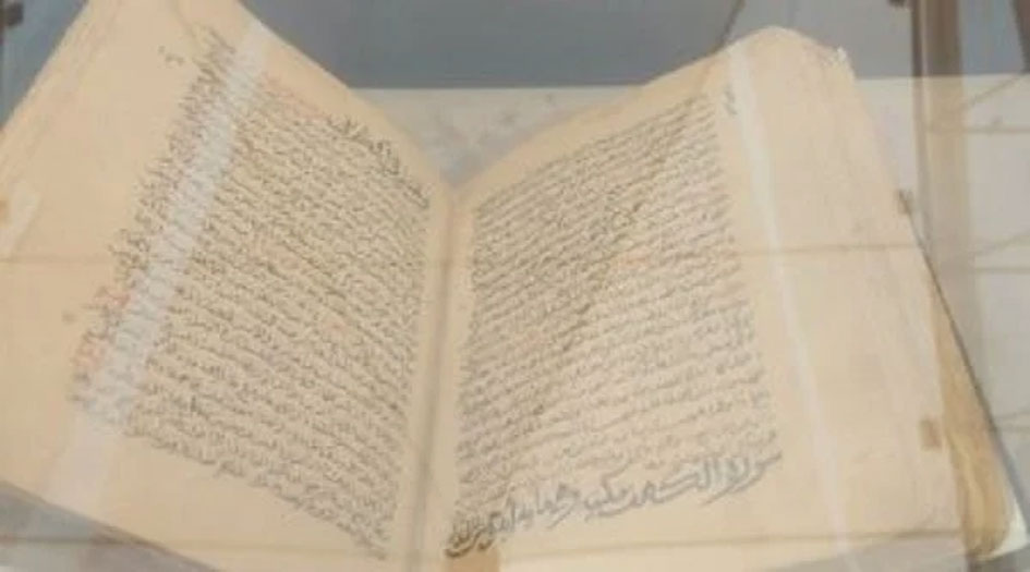 عرض مخطوطة قرآنية نادرة في معرض الشارقة للكتاب