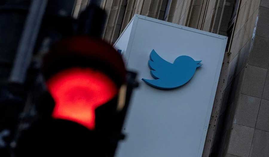 صراع عملاقي التكنولوجيا والتواصل.. "آبل" تهدد بحجب تطبيق "تويتر"