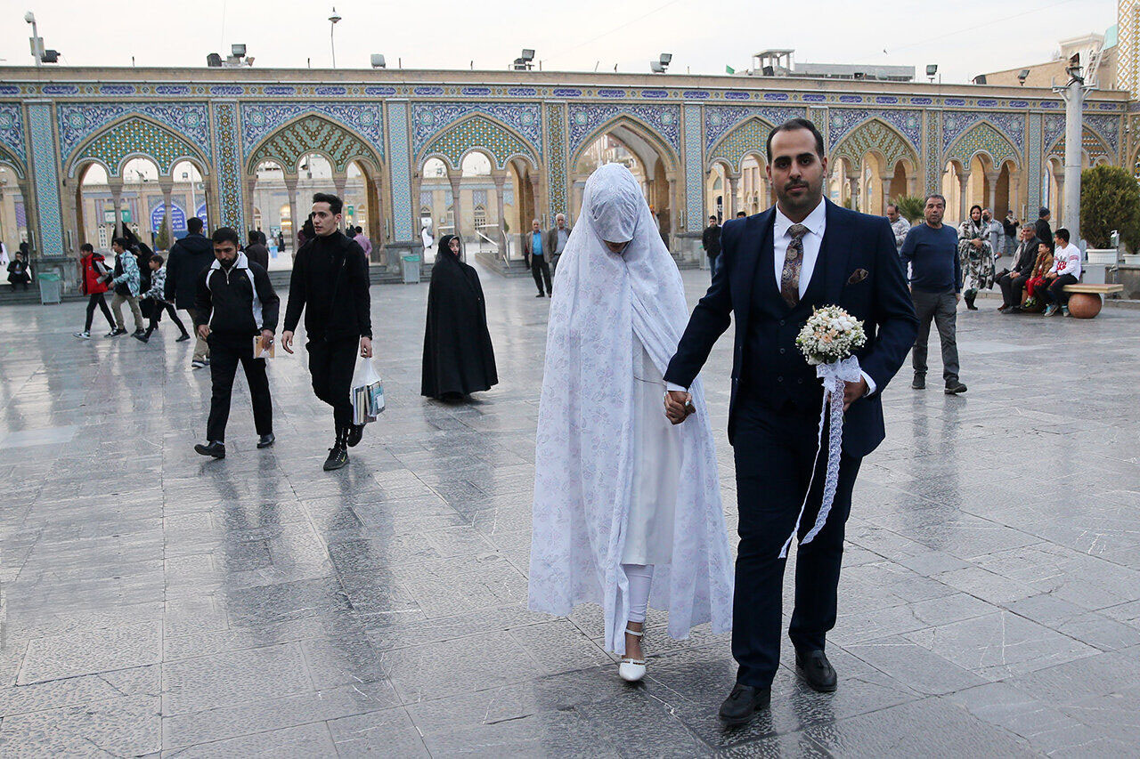 بالصور.. اقامة مراسم زواج 35 شابا وشابة في مرقد السيد عبد العظيم الحسني جنوب طهران