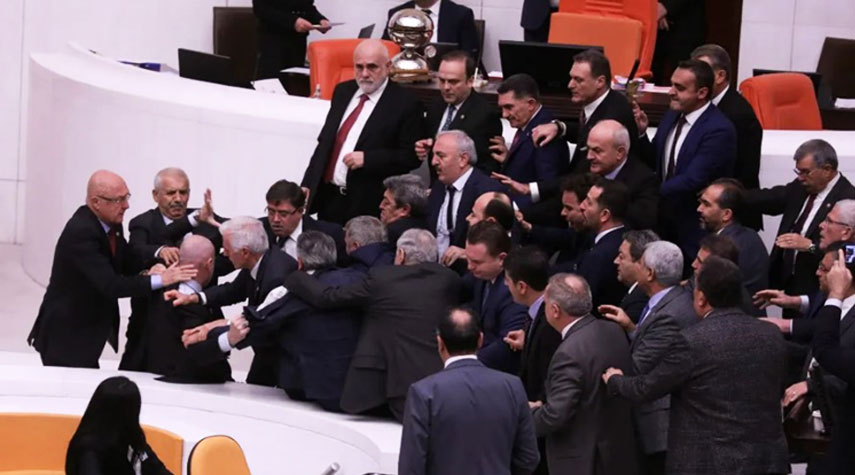 عراك داخل البرلمان التركي.. وأحد النواب يدخل العناية المركزة