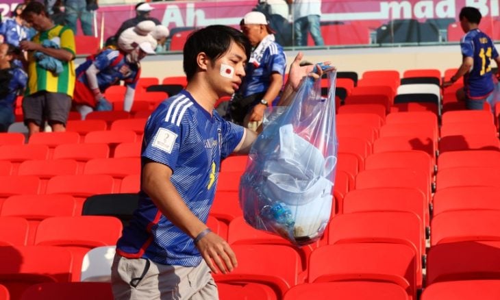 بالصور.. اليابانيون يلفتون الأنظار بتنظيف الملعب قبل مغادرته في المونديال