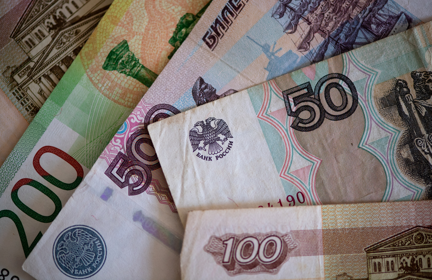 دولة عربية تحارب الدولار بـ"الروبل" الروسي