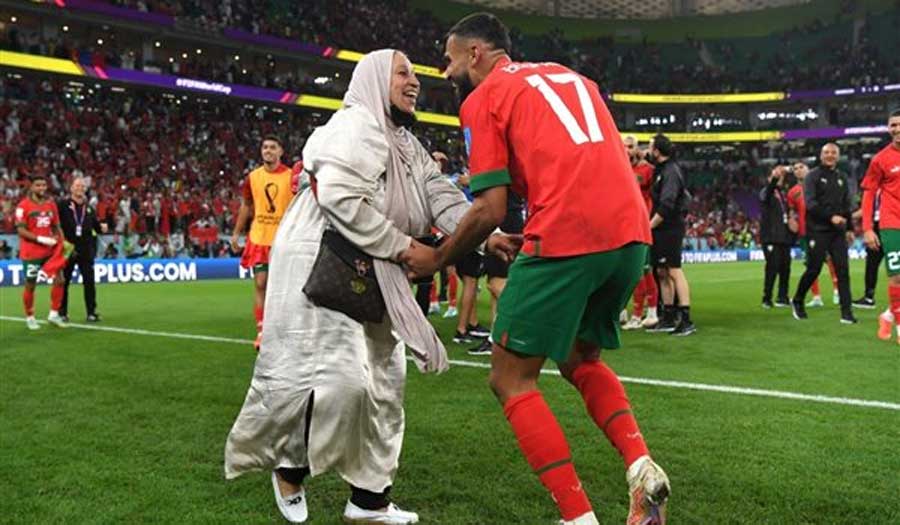 بالصور: احتفال نجم المغرب مع والدته بالتأهل يثير التفاعلات