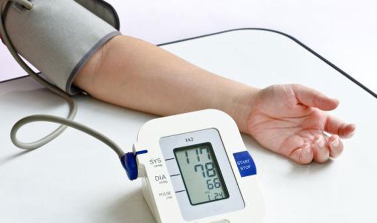 طبيب يبدد الأسطورة الشائعة عن ضغط الدم الطبيعي!