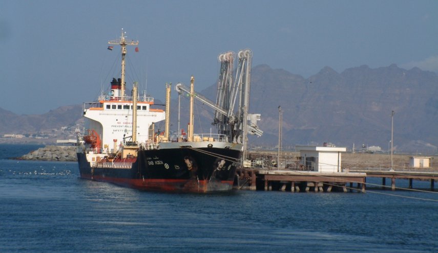 شركة نفط اليمن : تحالف العدوان يحتجز سفينتي وقود متوجهتين الى ميناء الحديدة