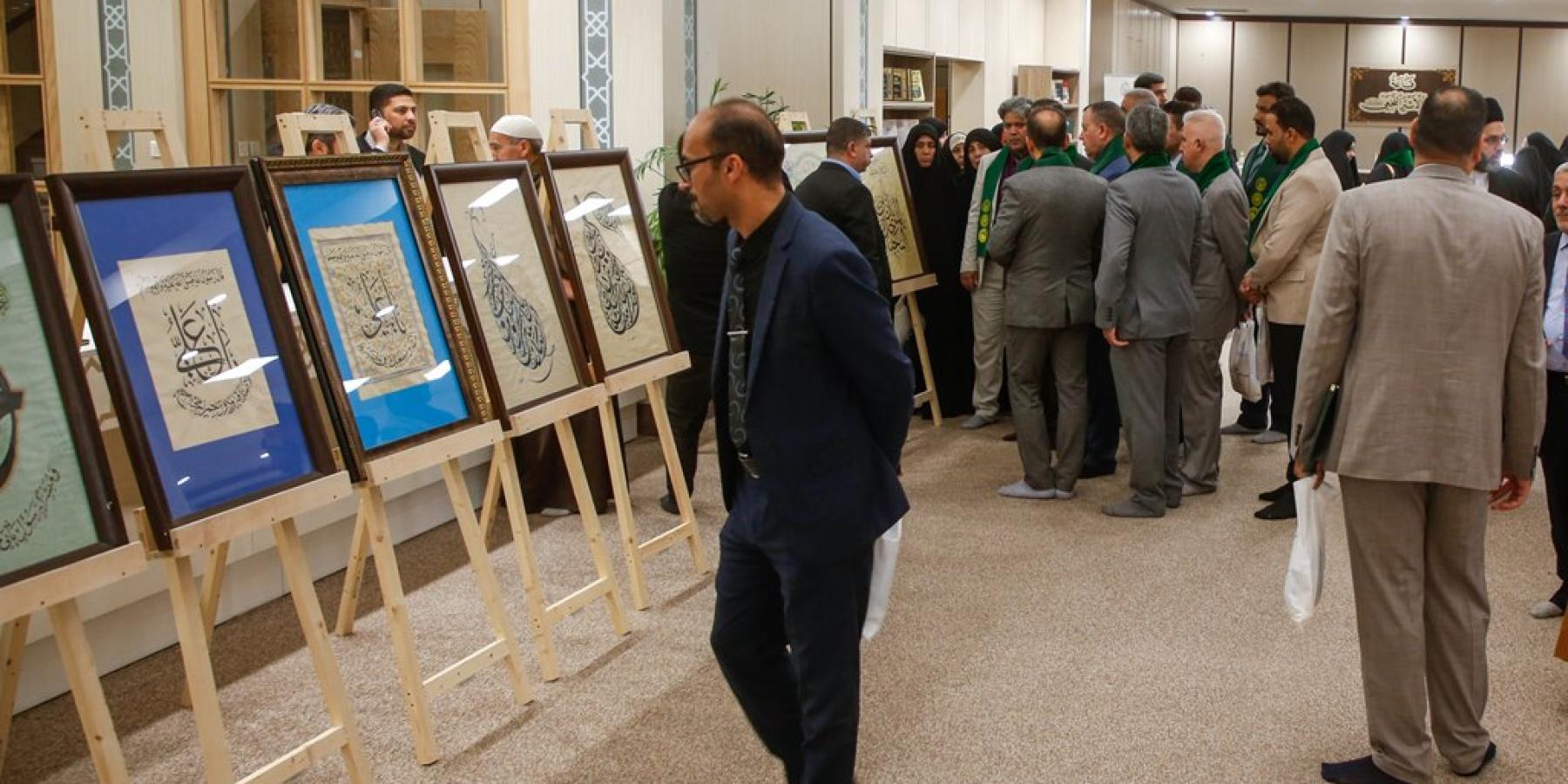 إقامة معرض لوحات الخط العربي في النجف 