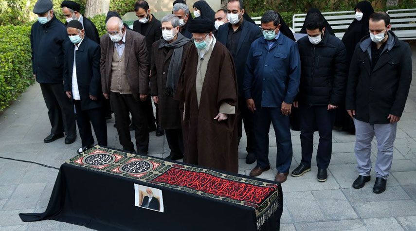 آية الله الخامنئي يؤدي صلاة الجنازة على جثمان الفقيد عباس شيباني