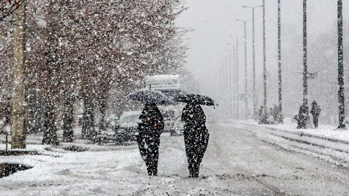 بالصور من إيران.. الثلوج تغطي طهران