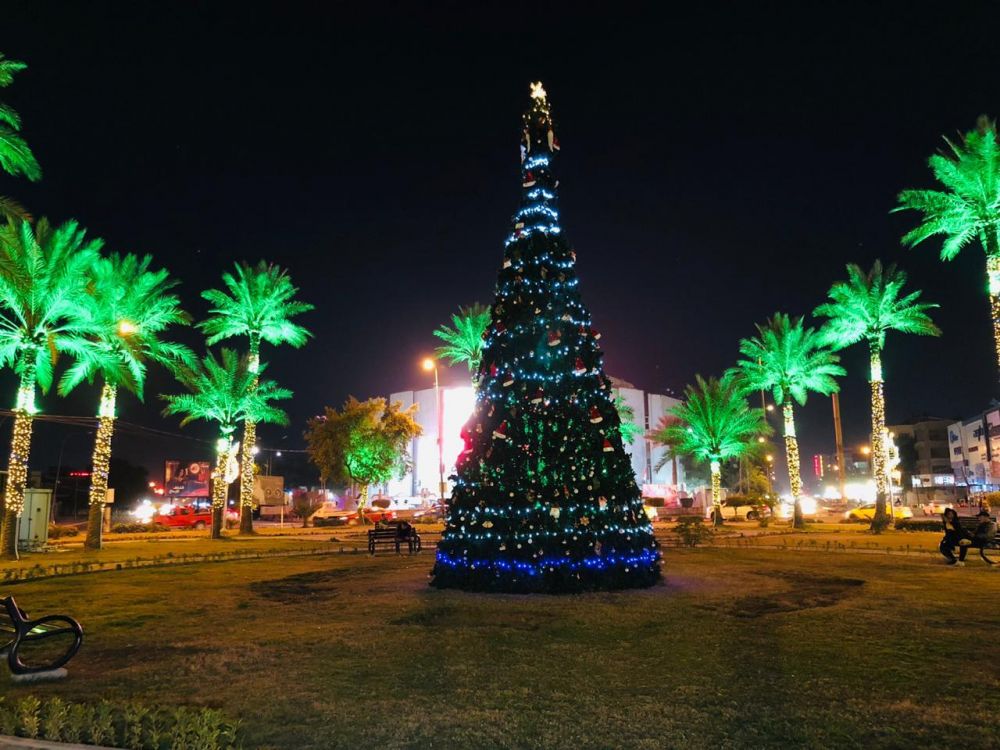 نصب أشجار الميلاد احتفاء برأس السنة في بغداد+صور
